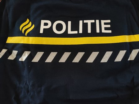 Achterzijde pyjama met politiestrepen, politielogo, jongenspyjama, stoere pyjama, 