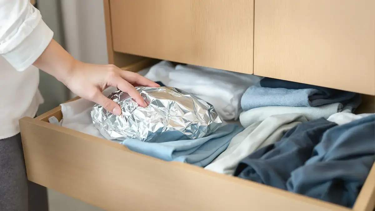 Aluminiumfolie in de kast een onbekend Japans geheim dat je kleding op verrassende wijze beschermt